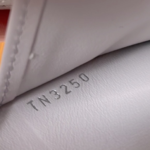 •Louis Vuitton• 🇫🇷 Mahina Zippy Wallet - Picture 12 of 14